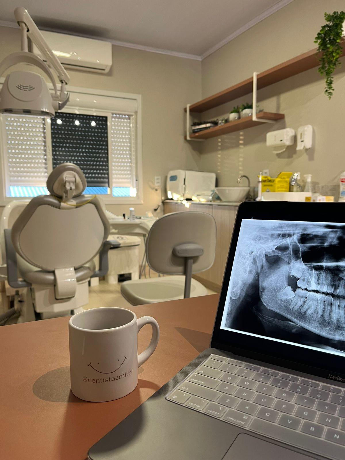 Criança sorrindo no dentista