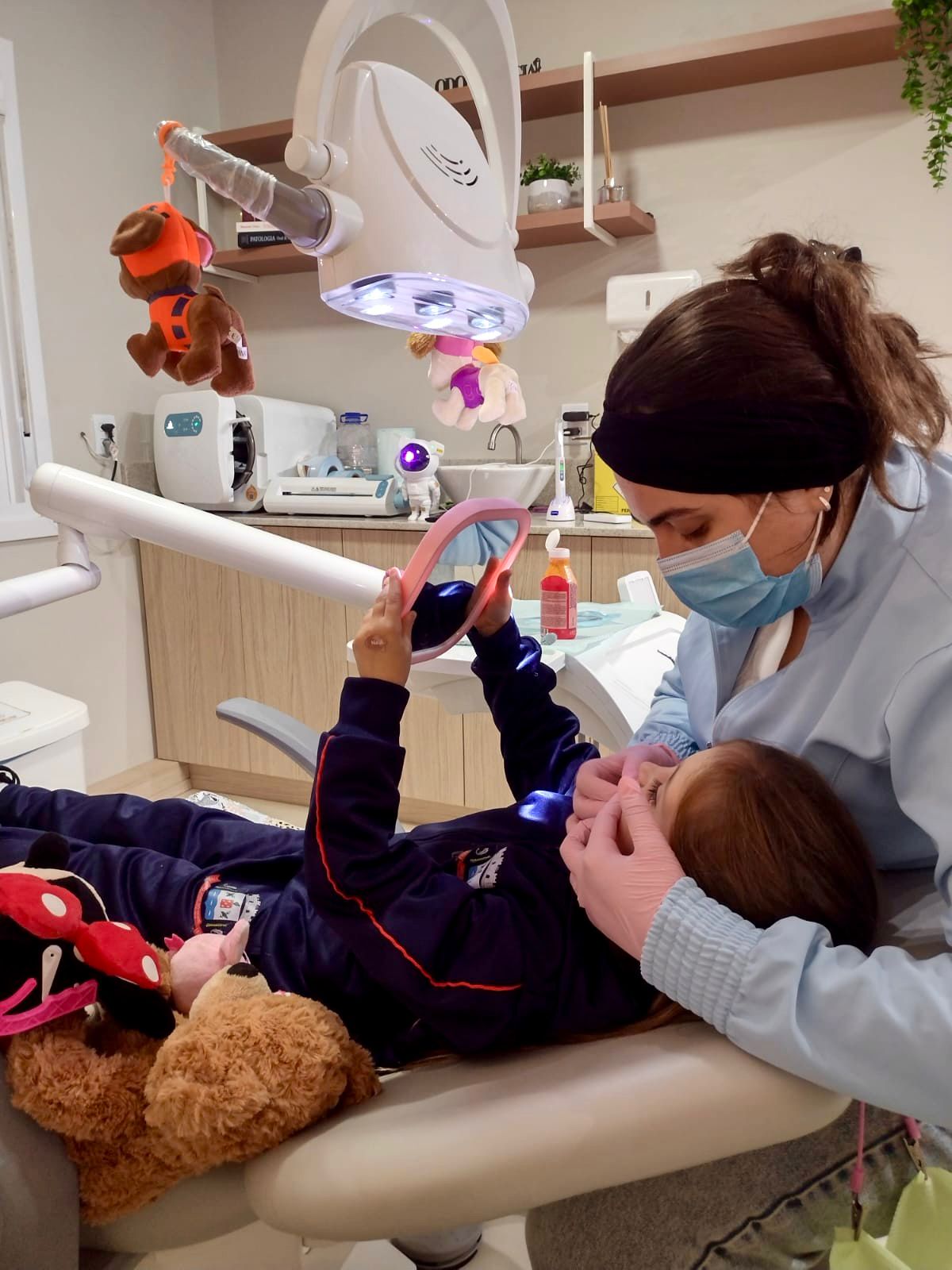 Criança sorrindo na cadeira do dentista