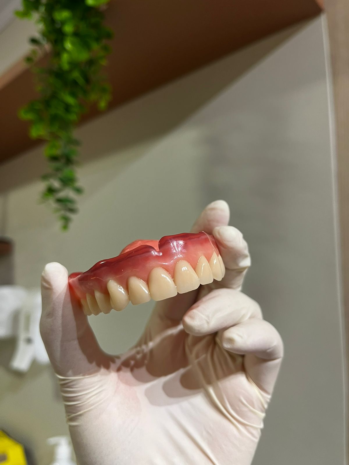 Dentista avaliando sorriso do paciente